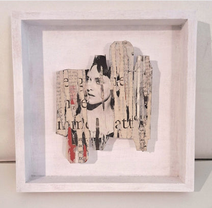 „Newspapercollage 3“ von Monika Schiwy-Jessen, experimentelle Collage aus Zeitungsschichten auf recycelter Verpackung, 20x20x3 cm, gerahmt in Holz.