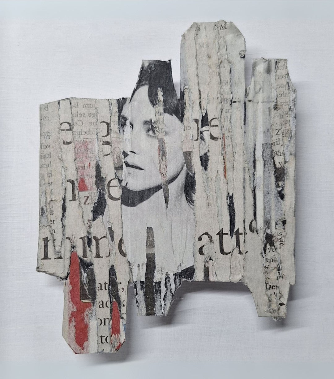 „Newspapercollage 3“ von Monika Schiwy-Jessen, experimentelle Collage aus Zeitungsschichten auf recycelter Verpackung, 20x20x3 cm, gerahmt in Holz.