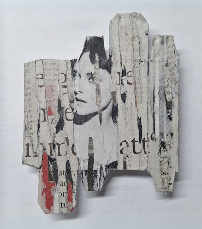 „Newspapercollage 3“ von Monika Schiwy-Jessen, experimentelle Collage aus Zeitungsschichten auf recycelter Verpackung, 20x20x3 cm, gerahmt in Holz.