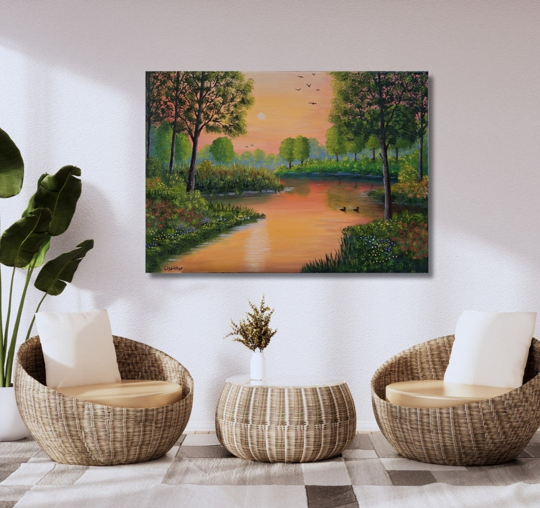 Gemälde "Morgendämmerung" von Lisa Tahar. Öl auf Leinwand, 50x70 cm. Zeigt einen ruhigen See bei Sonnenaufgang, umgeben von Bäumen und Vegetation. Sanfte Orange-, Rosa- und Grüntöne, fliegende Vögel am Himmel.