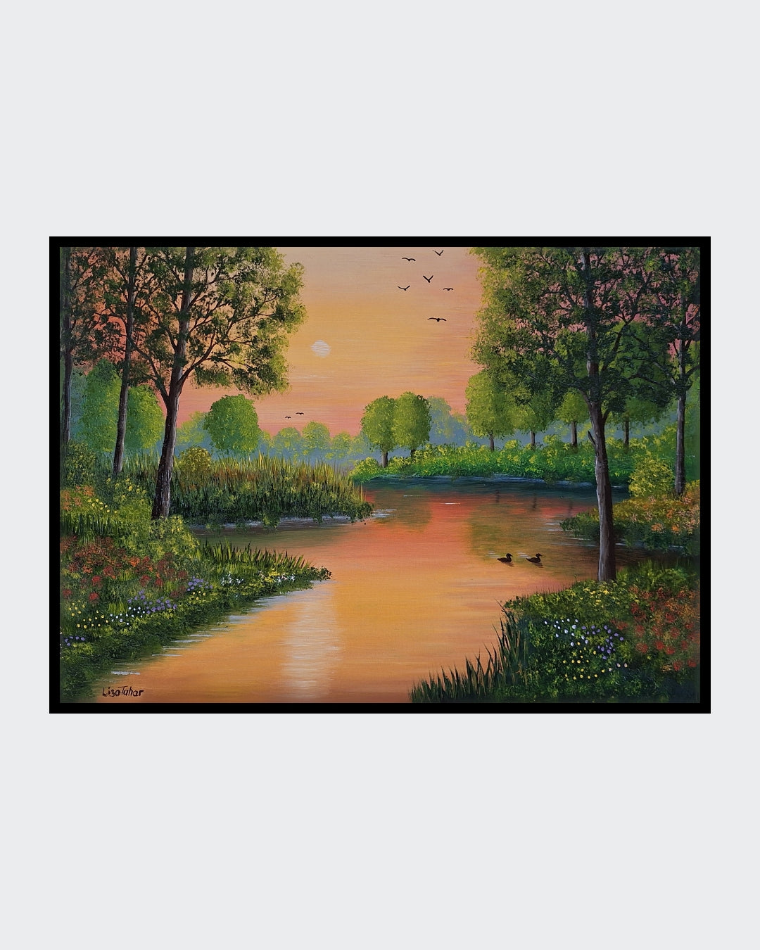 Gemälde "Morgendämmerung" von Lisa Tahar. Öl auf Leinwand, 50x70 cm. Zeigt einen ruhigen See bei Sonnenaufgang, umgeben von Bäumen und Vegetation. Sanfte Orange-, Rosa- und Grüntöne, fliegende Vögel am Himmel.