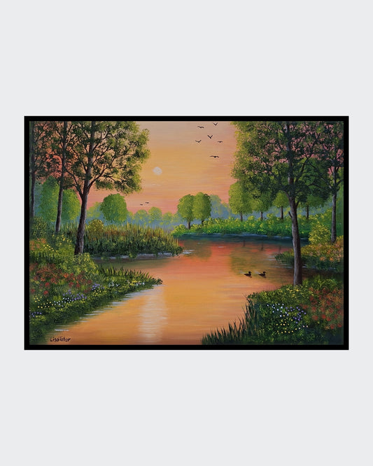 Gemälde "Morgendämmerung" von Lisa Tahar. Öl auf Leinwand, 50x70 cm. Zeigt einen ruhigen See bei Sonnenaufgang, umgeben von Bäumen und Vegetation. Sanfte Orange-, Rosa- und Grüntöne, fliegende Vögel am Himmel.