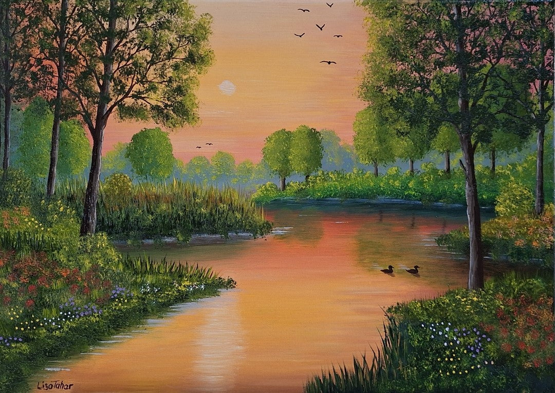 Gemälde "Morgendämmerung" von Lisa Tahar. Öl auf Leinwand, 50x70 cm. Zeigt einen ruhigen See bei Sonnenaufgang, umgeben von Bäumen und Vegetation. Sanfte Orange-, Rosa- und Grüntöne, fliegende Vögel am Himmel.