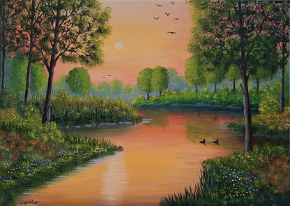 Gemälde "Morgendämmerung" von Lisa Tahar. Öl auf Leinwand, 50x70 cm. Zeigt einen ruhigen See bei Sonnenaufgang, umgeben von Bäumen und Vegetation. Sanfte Orange-, Rosa- und Grüntöne, fliegende Vögel am Himmel.