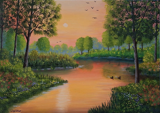 Gemälde "Morgendämmerung" von Lisa Tahar. Öl auf Leinwand, 50x70 cm. Zeigt einen ruhigen See bei Sonnenaufgang, umgeben von Bäumen und Vegetation. Sanfte Orange-, Rosa- und Grüntöne, fliegende Vögel am Himmel.