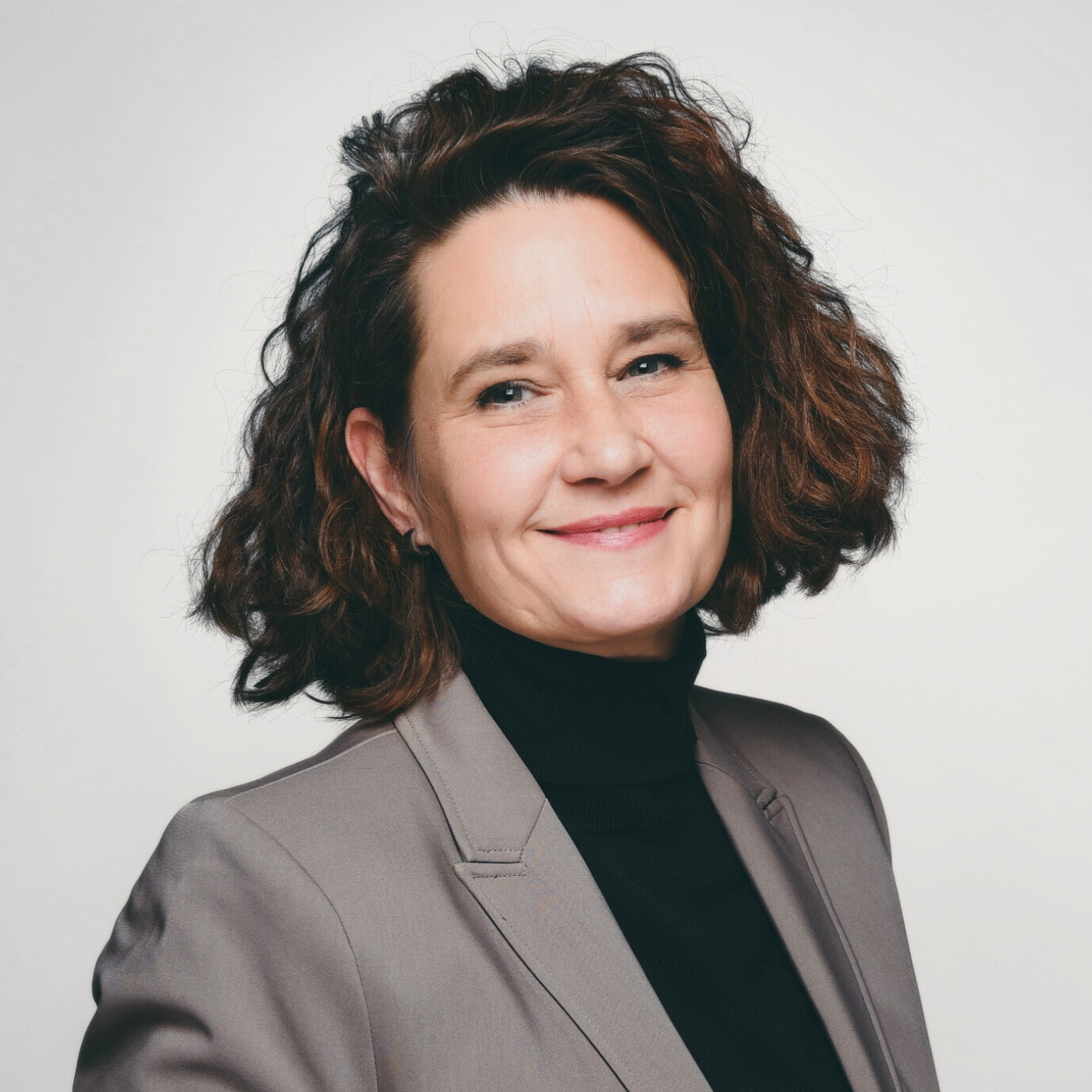 Portraitfoto von Natalie Springer, Inhaberin von ARTSPACER. Online-Galerie für Kunst, Fotokunst, Fashionart und Kreatives.