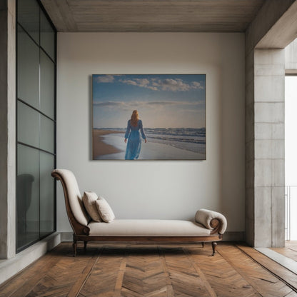 Das fotorealistische Digitalgemälde "València" von nostrokesbitte zeigt eine Frau mit blondem Haar und blauem, fließendem Kleid, die von hinten am Strand entlanggeht. Sie blickt über das Meer, dessen Wellen sanft ausrollen. Das Bild, Teil der Serie "Rueckenfiguren", verbindet die romantische Ästhetik Caspar David Friedrichs mit zeitgenössischer Fotografie. Das Werk ist auf Leinwand gedruckt und in limitierter Auflage bei ARTSPACER erhältlich.