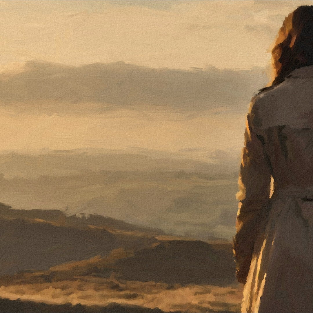 Das fotorealistische Digitalgemälde "Uckermark" aus der Serie "Rueckenfiguren" von nostrokes zeigt eine Person von hinten, die auf einem Feldweg steht und in die Ferne blickt. Die Silhouette der Person hebt sich vor dem warmen, orange-gelben Licht der Abendsonne ab, die über eine weite, landwirtschaftlich genutzte Fläche scheint. Das Werk ist von einer romantischen, nachdenklichen Stimmung geprägt. Es ist auf Leinwand gedruckt und in einer limitierten Edition bei ARTSPACER erhältlich.