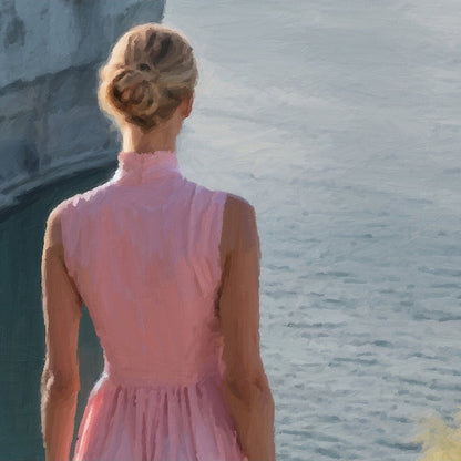 Das fotorealistische Digitalgemälde "Dover" aus der Serie "Rueckenfiguren" von nostrokes zeigt eine Person von hinten, die auf den Klippen steht und auf das Meer und die imposanten weißen Kreidefelsen blickt. Die Person trägt ein langes, pastellfarbenes, rosafarbenes Kleid und steht vor einer weiten Landschaft, die in sanftem Morgenlicht gebadet ist. Das Kunstwerk fängt eine romantische Stimmung der Reflexion und Weite ein und ist in limitierter Auflage bei ARTSPACER erhältlich.