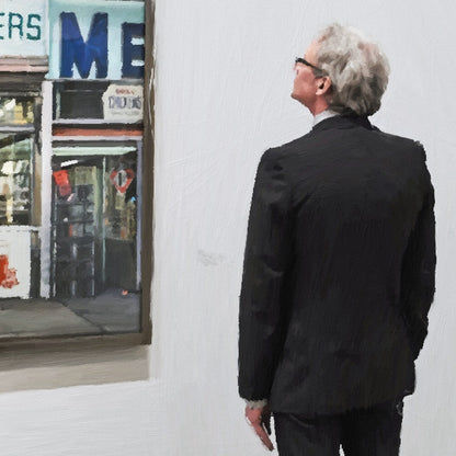 Das fotorealistische Digitalgemälde "Berlin" aus der Serie "Rueckenfiguren" von nostrokes zeigt einen Mann in einem schwarzen Anzug, der von hinten in einer Kunstgalerie steht. Er betrachtet zwei große, farbige Gemälde im Stil des Fotorealismus an einer weißen Wand. Das quadratische Werk ist in einer limitierten Edition auf Leinwand gedruckt und in der Online-Galerie ARTSPACER erhältlich.