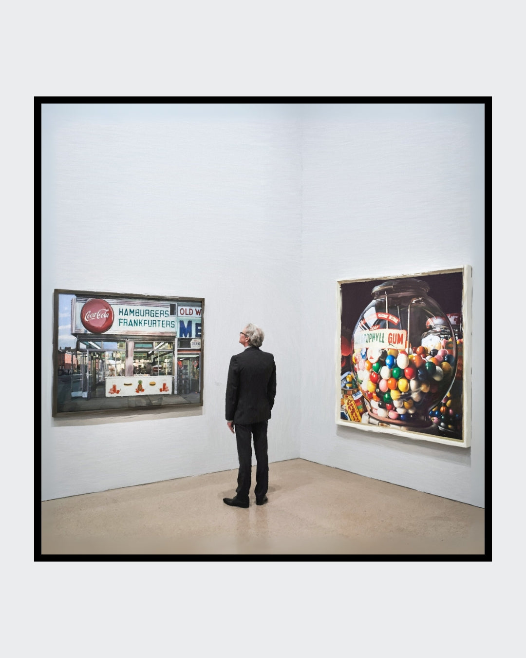 Das fotorealistische Digitalgemälde "Berlin" aus der Serie "Rueckenfiguren" von nostrokes zeigt einen Mann in einem schwarzen Anzug, der von hinten in einer Kunstgalerie steht. Er betrachtet zwei große, farbige Gemälde im Stil des Fotorealismus an einer weißen Wand. Das quadratische Werk ist in einer limitierten Edition auf Leinwand gedruckt und in der Online-Galerie ARTSPACER erhältlich.