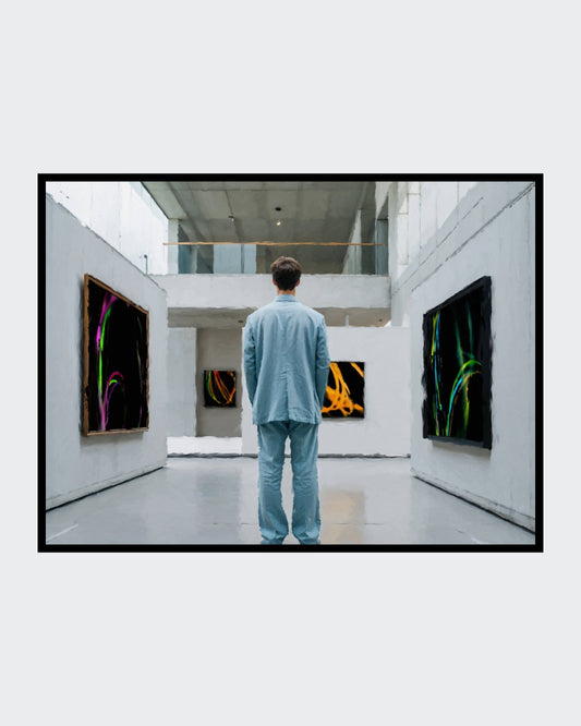 Das fotorealistische Digitalgemälde "Bilbao" aus der Serie "Rueckenfiguren" von nostrokes zeigt eine Person, die von hinten in einem großen, hellen, modernen Gebäude steht. Die Person trägt einen hellblauen Anzug und blickt auf die gegenüberliegenden Wände, an denen moderne, leuchtende Gemälde hängen. Das quadratische Werk ist in einer limitierten Edition auf Leinwand gedruckt und in der Online-Galerie ARTSPACER erhältlich.