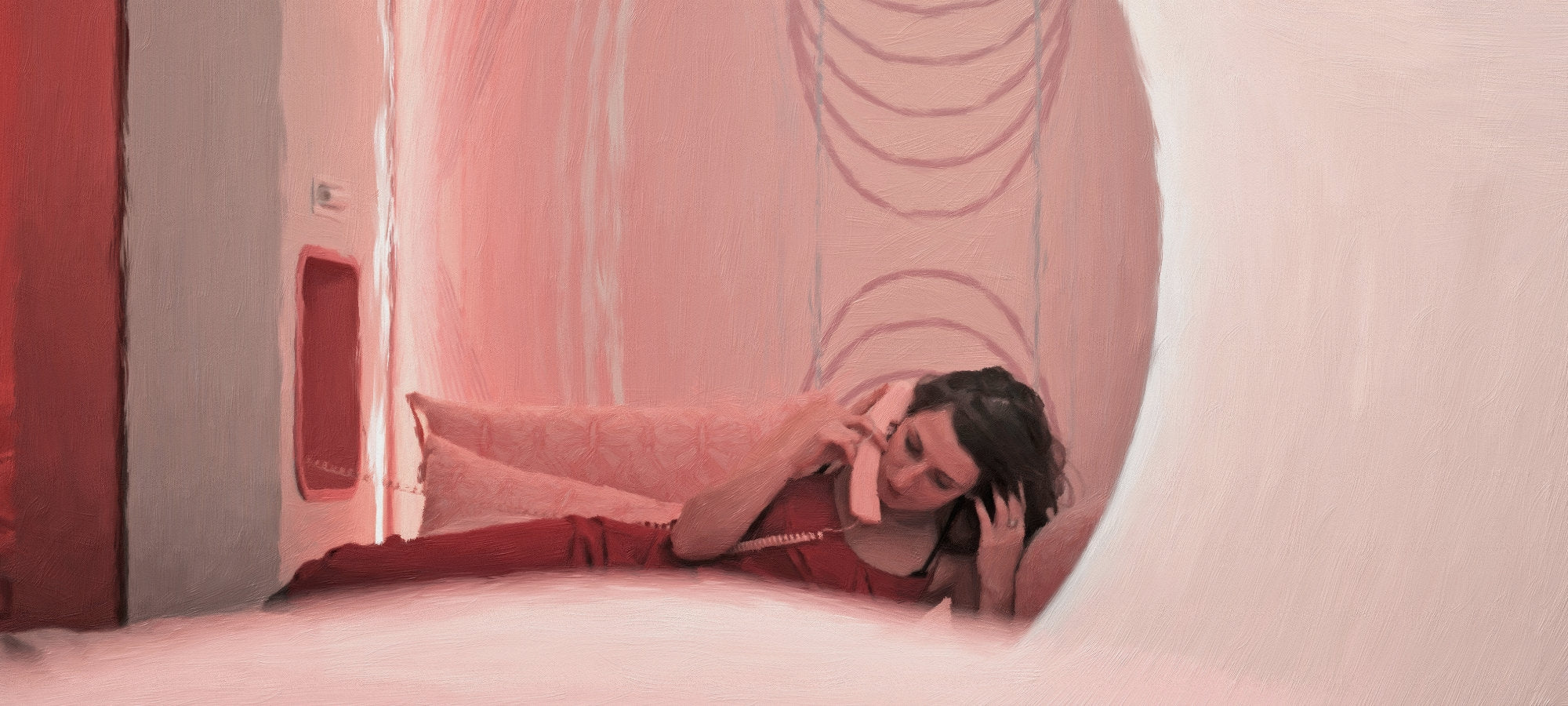 Ein surreal anmutendes Gemälde. Eine Frau liegt entspannt in einem runden, rosa-roten Raum. Sie trägt einen roten Jumpsuit und hält ein altes, rosa Festnetztelefon an ihr Ohr. Das Kunstwerk stammt vom Berliner Künstler nostrokes und wird in der Online-Galerie ARTSPACER ausgestellt.