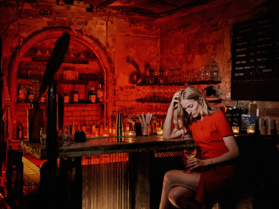 Das fotorealistische Digitalgemälde "Chablis bei Schlamassel" von nostrokesbitte zeigt eine blonde Frau im roten Kleid, die melancholisch an einer rot beleuchteten Bar sitzt und ein Glas Wein hält. Das Werk ist in limitierter Auflage bei ARTSPACER erhältlich.