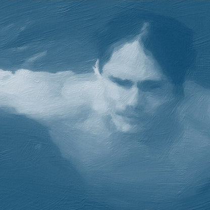 Das Kunstwerk "Christianisierung Brandenburgs" des Künstlers nostrokesbitte zeigt ein digitales Gemälde im fotorealistischen Stil. Es ist ein Porträt, das eine Person von oben im Wasser liegend darstellt. Die Person blickt direkt auf den Betrachter und hat die Arme ausgebreitet. Das Bild ist in kühlen, bläulichen Farbtönen gehalten, die die Wasseroberfläche darstellen. Das Werk wurde auf Leinwand gedruckt und ist in einer limitierten Edition über die Online-Galerie ARTSPACER erhältlich.