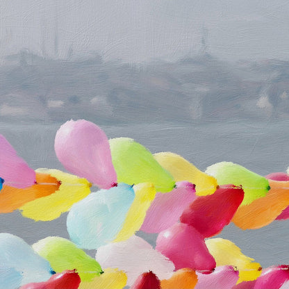Das fotorealistische Digitalgemälde "Hagia Sofia mit Vordergrund" von nostrokesbitte zeigt die Istanbuler Skyline mit der Hagia Sofia im Hintergrund. Im Vordergrund spannen sich bunte Luftballonketten über das graue Meer. Das Werk ist auf Leinwand gedruckt und in limitierter Auflage bei ARTSPACER erhältlich.