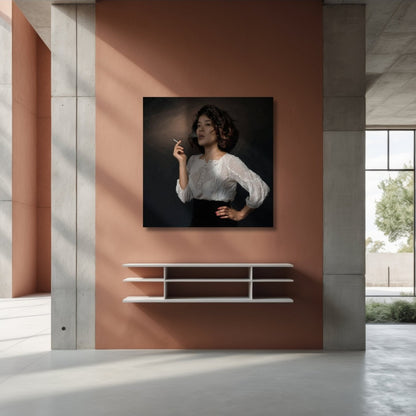 Das Kunstwerk "Zwischenzug" von nostrokesbitte ist ein fotorealistisches, digitales Gemälde. Es zeigt ein quadratisches Porträt einer Frau, die eine Zigarette raucht. Gekleidet in eine weiße Bluse und einen dunklen Rock, blickt sie zur Seite, während Rauch aufsteigt. Die Komposition mit gedeckten Farben ist auf Leinwand gedruckt und in einer limitierten Edition in der Online-Galerie ARTSPACER erhältlich.