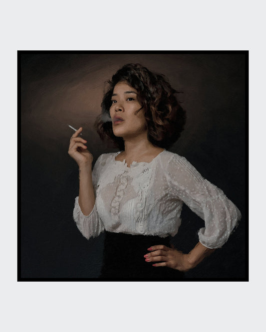 Das Kunstwerk "Zwischenzug" von nostrokesbitte ist ein fotorealistisches, digitales Gemälde. Es zeigt ein quadratisches Porträt einer Frau, die eine Zigarette raucht. Gekleidet in eine weiße Bluse und einen dunklen Rock, blickt sie zur Seite, während Rauch aufsteigt. Die Komposition mit gedeckten Farben ist auf Leinwand gedruckt und in einer limitierten Edition in der Online-Galerie ARTSPACER erhältlich.