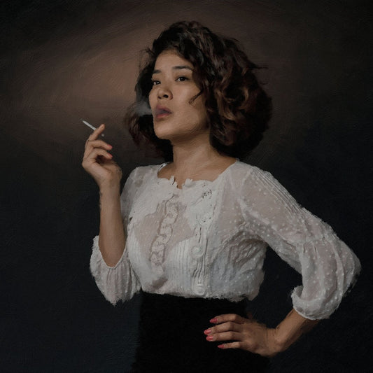 Das Kunstwerk "Zwischenzug" von nostrokesbitte ist ein fotorealistisches, digitales Gemälde. Es zeigt ein quadratisches Porträt einer Frau, die eine Zigarette raucht. Gekleidet in eine weiße Bluse und einen dunklen Rock, blickt sie zur Seite, während Rauch aufsteigt. Die Komposition mit gedeckten Farben ist auf Leinwand gedruckt und in einer limitierten Edition in der Online-Galerie ARTSPACER erhältlich.