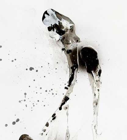 Abstrakte Mischtechnik „Schwarz. Weiß. Dazwischen 01“ von Olga Kühn auf weißem Papier mit angedeuteter Silhouette einer Deutschen Dogge in Schwarz, Grau und Braun.