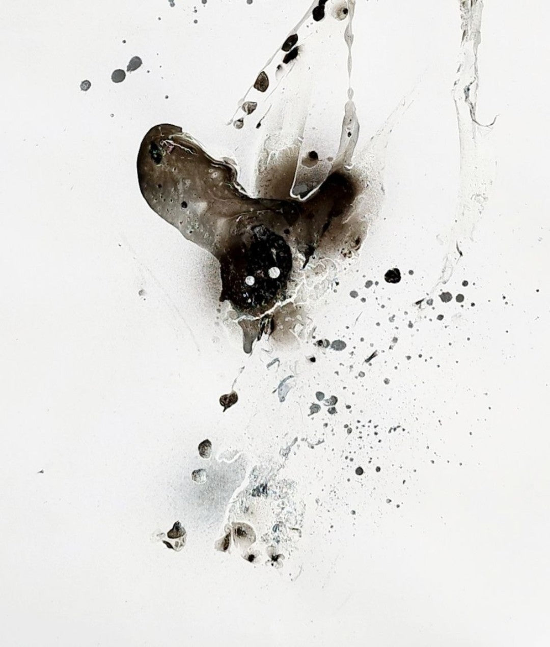 Abstrakte Mischtechnik „Schwarz. Weiß. Dazwischen 01“ von Olga Kühn auf weißem Papier mit angedeuteter Silhouette einer Deutschen Dogge in Schwarz, Grau und Braun.