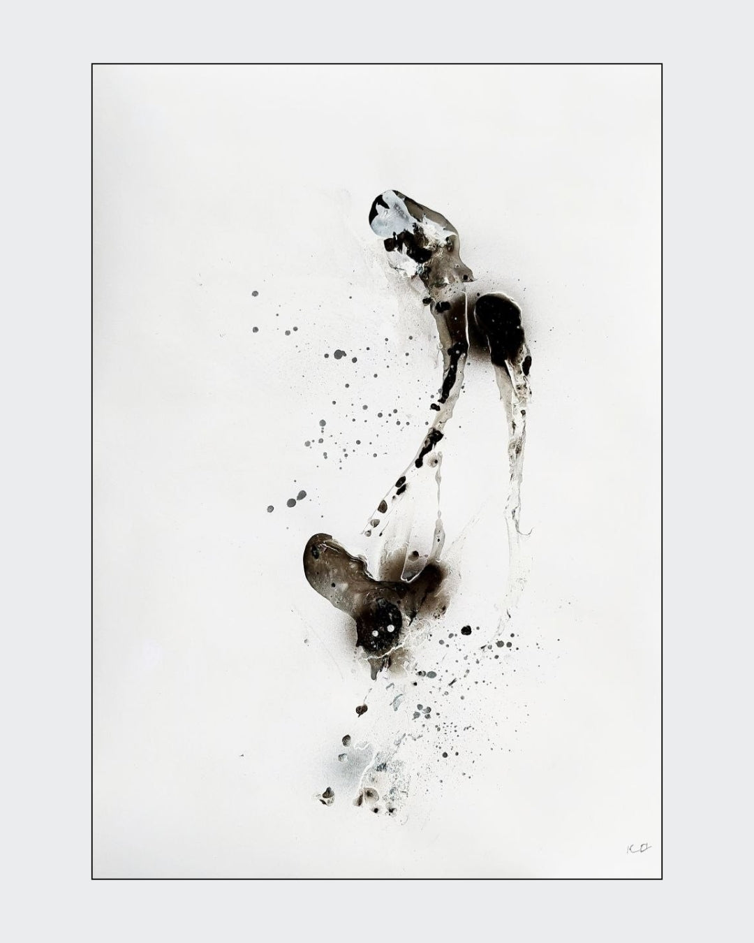 Abstrakte Mischtechnik „Schwarz. Weiß. Dazwischen 01“ von Olga Kühn auf weißem Papier mit angedeuteter Silhouette einer Deutschen Dogge in Schwarz, Grau und Braun.