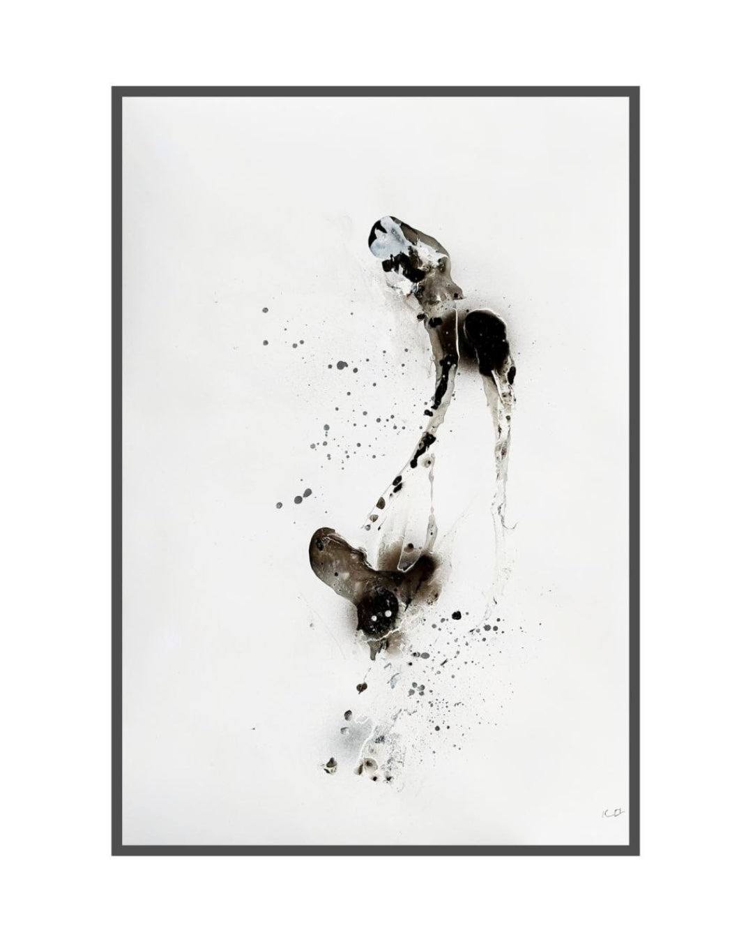 Abstrakte Mischtechnik „Schwarz. Weiß. Dazwischen 01“ von Olga Kühn auf weißem Papier mit angedeuteter Silhouette einer Deutschen Dogge in Schwarz, Grau und Braun.