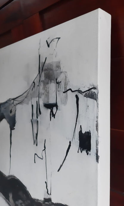 Abstraktes Gemälde "Schwarzflut" von Olga Kühn (50x100 cm). Intuitive Mischtechnik auf Leinwand in Schwarz-, Grau- und Weißtönen.