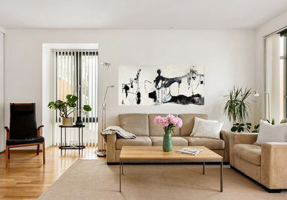 Abstraktes Gemälde "Schwarzflut" von Olga Kühn (50x100 cm). Intuitive Mischtechnik auf Leinwand in Schwarz-, Grau- und Weißtönen.