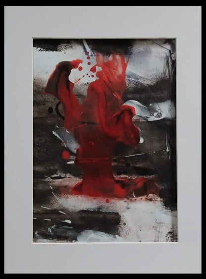 Gerahmte abstrakte Mischtechnik „Stille Kontraste 01“ von Olga Kühn auf Papier mit kraftvollem rotem Zentrum, schwarzen, weißen und braunen Flächen sowie weißem Passepartout.