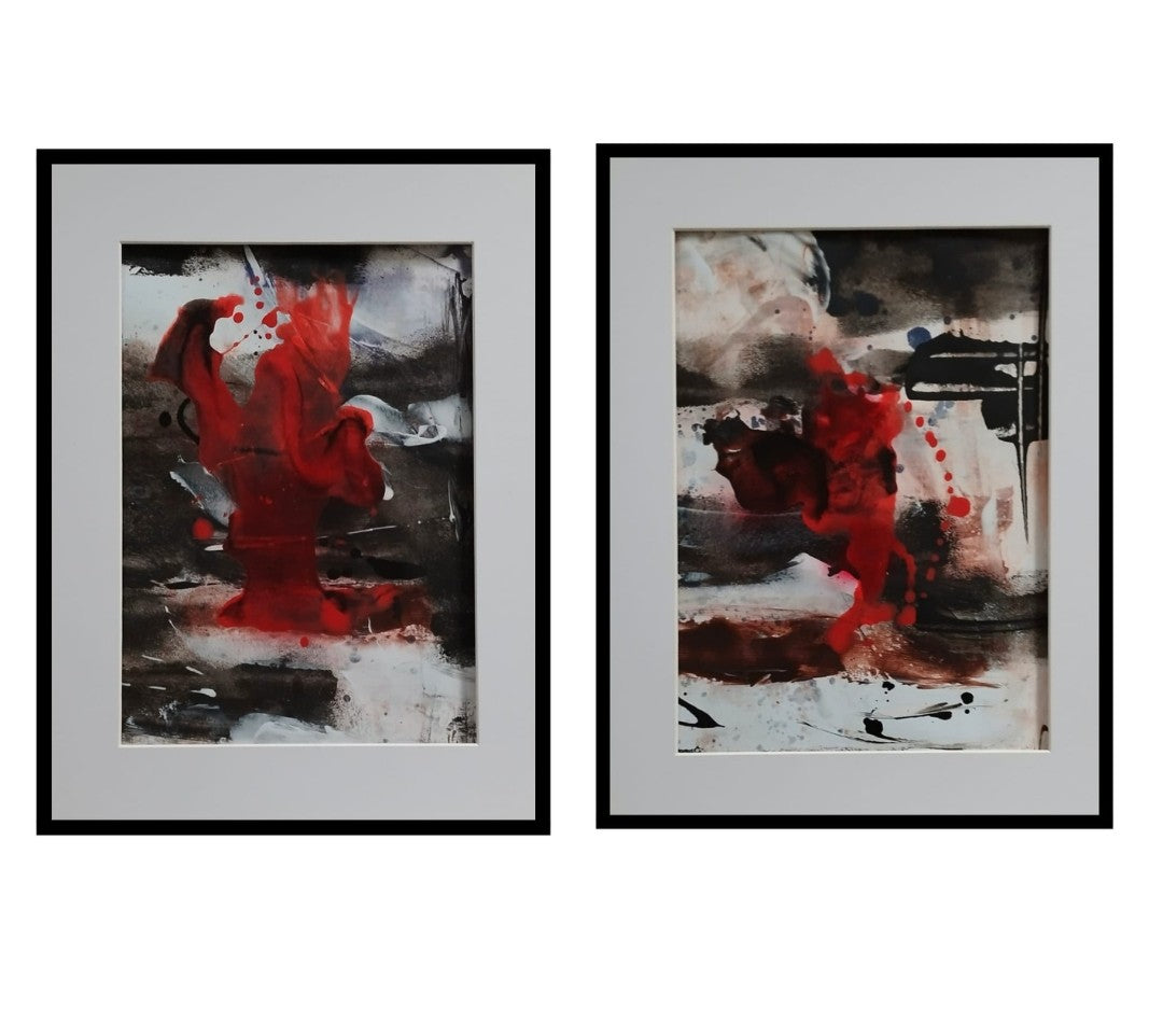 Gerahmte abstrakte Mischtechnik „Stille Kontraste 01“ von Olga Kühn auf Papier mit kraftvollem rotem Zentrum, schwarzen, weißen und braunen Flächen sowie weißem Passepartout.