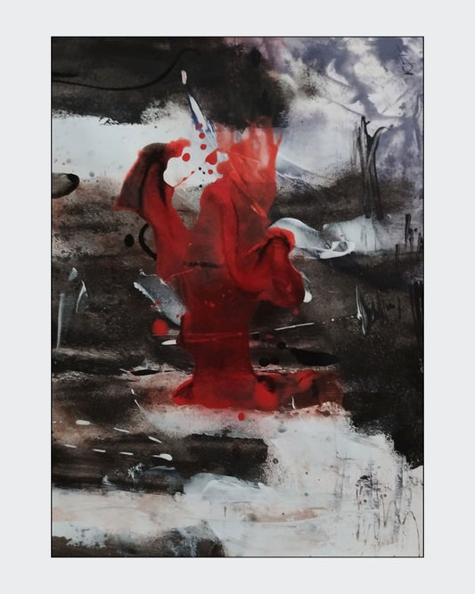 Gerahmte abstrakte Mischtechnik „Stille Kontraste 01“ von Olga Kühn auf Papier mit kraftvollem rotem Zentrum, schwarzen, weißen und braunen Flächen sowie weißem Passepartout.