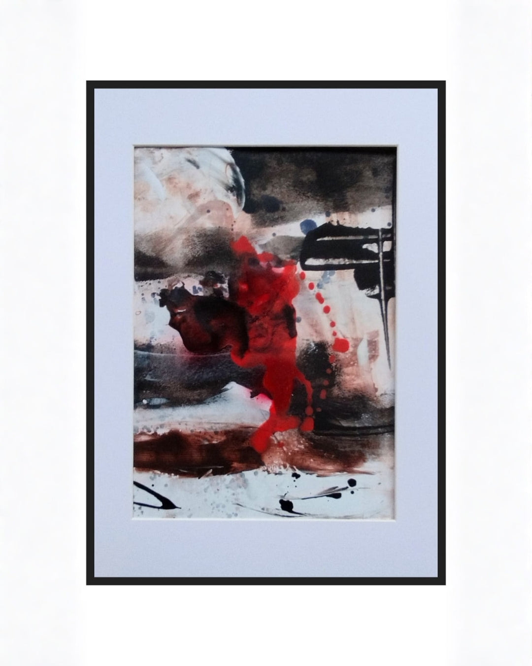 Abstrakte Mischtechnik „Stille Kontraste 02“ von Olga Kühn auf Papier mit Flächen in Schwarz, Weiß und Braun sowie einem intensiven roten Farbakzent, gerahmt mit Passepartout.