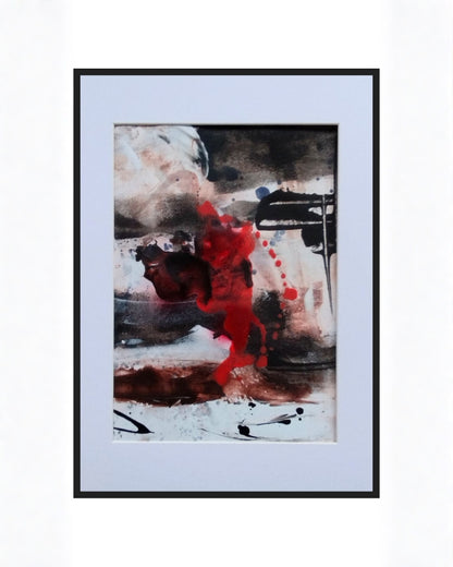 Abstrakte Mischtechnik „Stille Kontraste 02“ von Olga Kühn auf Papier mit Flächen in Schwarz, Weiß und Braun sowie einem intensiven roten Farbakzent, gerahmt mit Passepartout.