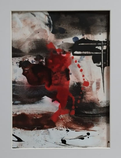 Abstrakte Mischtechnik „Stille Kontraste 02“ von Olga Kühn auf Papier mit Flächen in Schwarz, Weiß und Braun sowie einem intensiven roten Farbakzent, gerahmt mit Passepartout.
