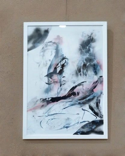 Abstrakte Mischtechnik „Zeitloser Akzent 01“ von Olga Kühn auf Papier mit gestischen Formen in Schwarz, Weiß, Blaugrau und Rosé sowie feinen linearen Akzenten.