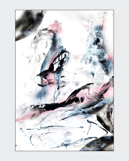 Abstrakte Mischtechnik „Zeitloser Akzent 01“ von Olga Kühn auf Papier mit gestischen Formen in Schwarz, Weiß, Blaugrau und Rosé sowie feinen linearen Akzenten.