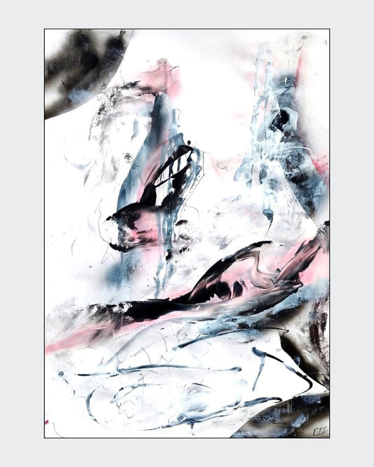 Abstrakte Mischtechnik „Zeitloser Akzent 01“ von Olga Kühn auf Papier mit gestischen Formen in Schwarz, Weiß, Blaugrau und Rosé sowie feinen linearen Akzenten.