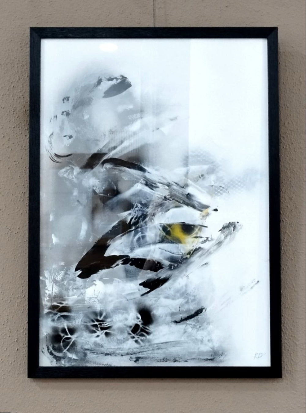 Abstrakte Mischtechnik „Zeitloser Akzent 02“ von Olga Kühn auf Papier mit gestischen Formen in Schwarz, Weiß und Grau sowie einem leuchtend gelben Akzent.