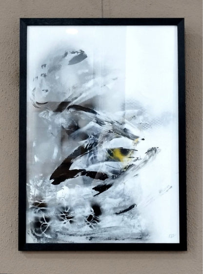 Abstrakte Mischtechnik „Zeitloser Akzent 02“ von Olga Kühn auf Papier mit gestischen Formen in Schwarz, Weiß und Grau sowie einem leuchtend gelben Akzent.