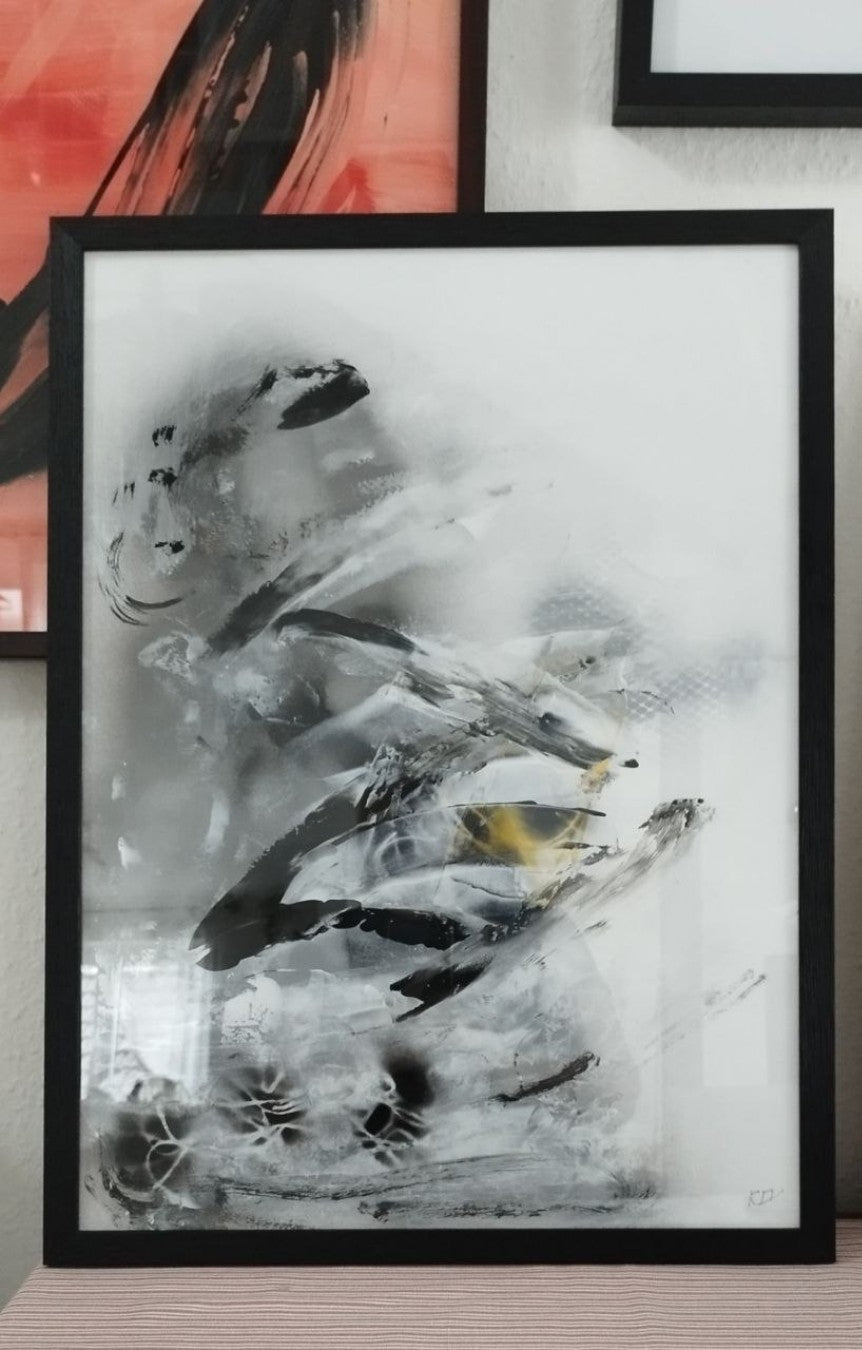 Abstrakte Mischtechnik „Zeitloser Akzent 02“ von Olga Kühn auf Papier mit gestischen Formen in Schwarz, Weiß und Grau sowie einem leuchtend gelben Akzent.