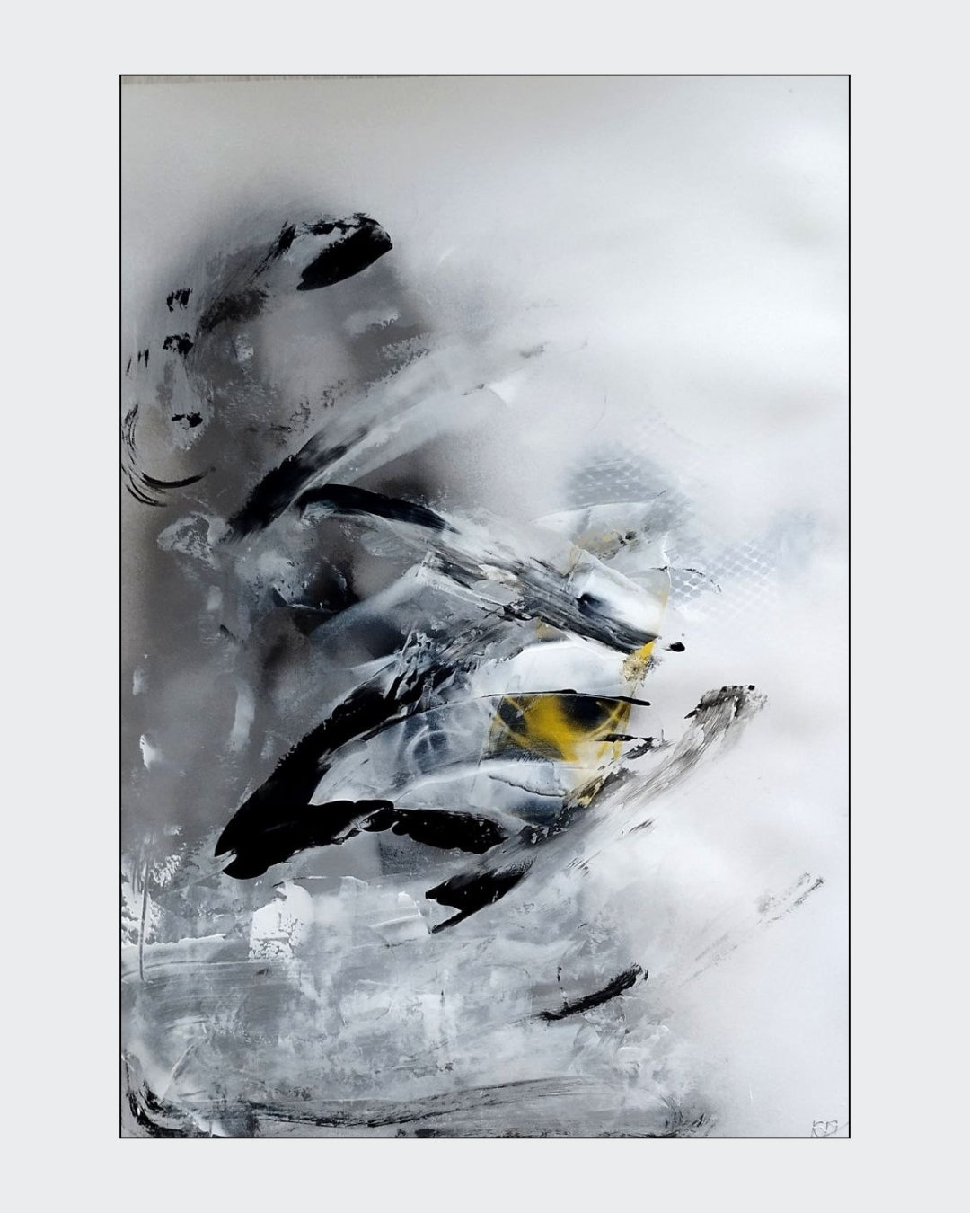 Abstrakte Mischtechnik „Zeitloser Akzent 02“ von Olga Kühn auf Papier mit gestischen Formen in Schwarz, Weiß und Grau sowie einem leuchtend gelben Akzent.