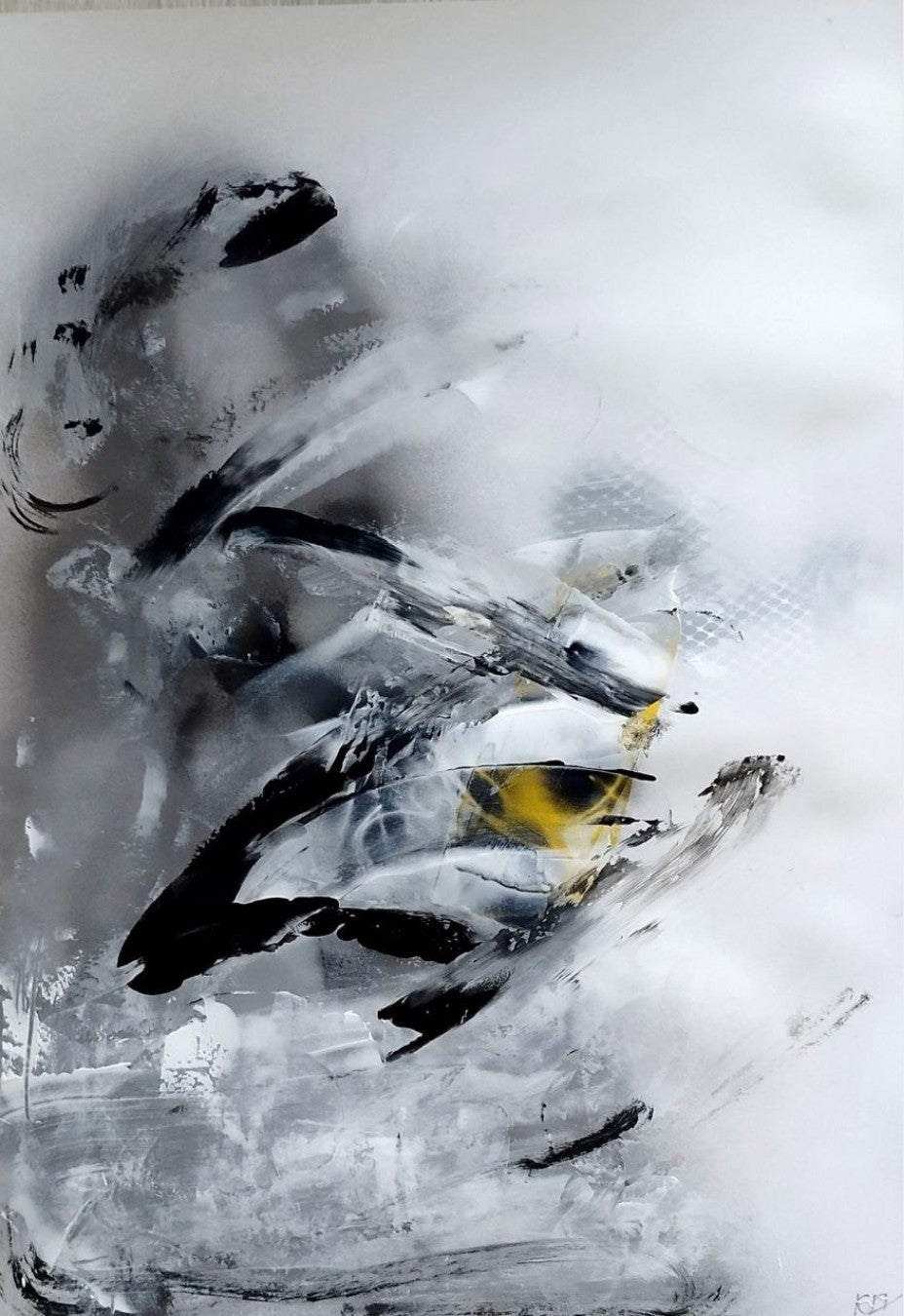 Abstrakte Mischtechnik „Zeitloser Akzent 02“ von Olga Kühn auf Papier mit gestischen Formen in Schwarz, Weiß und Grau sowie einem leuchtend gelben Akzent.