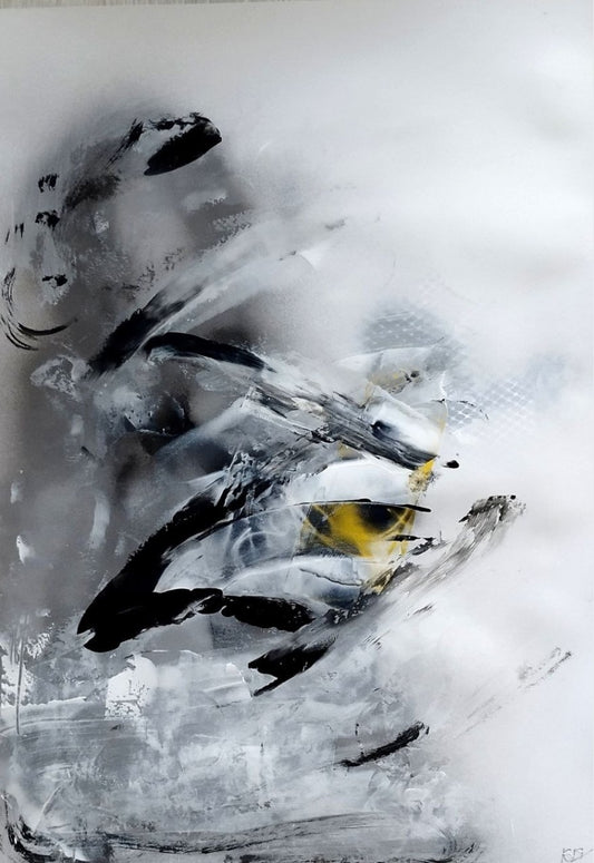 Abstrakte Mischtechnik „Zeitloser Akzent 02“ von Olga Kühn auf Papier mit gestischen Formen in Schwarz, Weiß und Grau sowie einem leuchtend gelben Akzent.