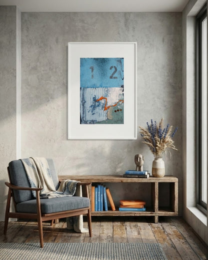 Zeitgenössische Acrylmalerei „001_2025“ von Peter Jaschinski (Wuppertal). Maritim inspirierte Abstraktion auf Packpapier mit typografischen Elementen und markanter Textur, präsentiert in einem weißen Passepartout.