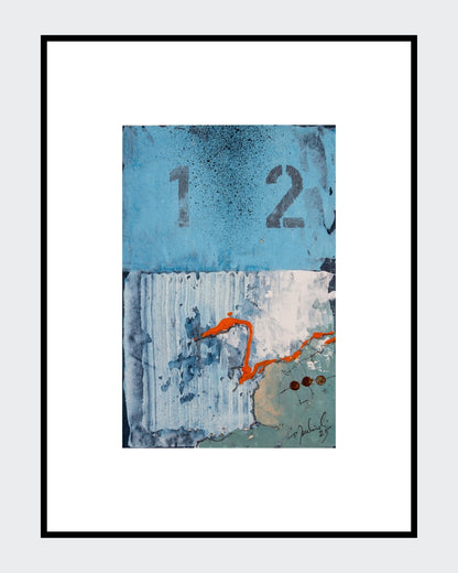 Zeitgenössische Acrylmalerei „001_2025“ von Peter Jaschinski (Wuppertal). Maritim inspirierte Abstraktion auf Packpapier mit typografischen Elementen und markanter Textur, präsentiert in einem weißen Passepartout.