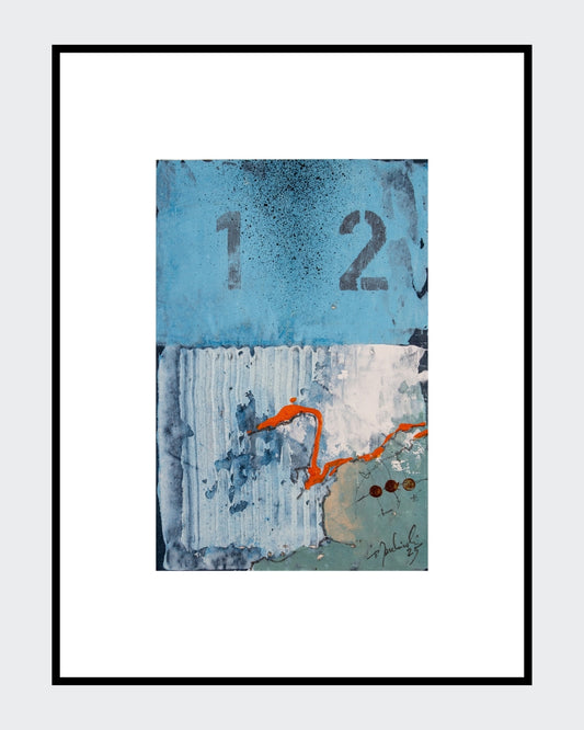 Zeitgenössische Acrylmalerei „001_2025“ von Peter Jaschinski (Wuppertal). Maritim inspirierte Abstraktion auf Packpapier mit typografischen Elementen und markanter Textur, präsentiert in einem weißen Passepartout.