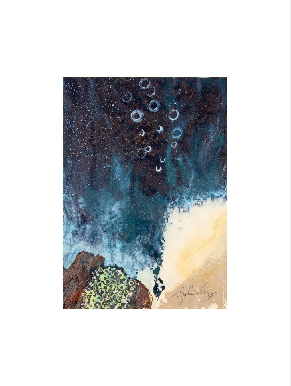Maritime Abstraktion von Peter Jaschinski aus Wuppertal: „004_2025“ zeigt dynamische Fließstrukturen in Dunkelblau und Beige. Ein signiertes Unikat auf Papier, das die geheimnisvolle Tiefe des Wassers thematisiert – exklusiv bei 009-Peter-Jaschinski-3-ARTSPACER.