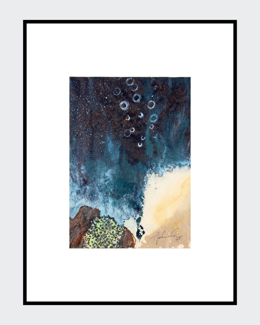 Maritime Abstraktion von Peter Jaschinski aus Wuppertal: „004_2025“ zeigt dynamische Fließstrukturen in Dunkelblau und Beige. Ein signiertes Unikat auf Papier, das die geheimnisvolle Tiefe des Wassers thematisiert – exklusiv bei 009-Peter-Jaschinski-3-ARTSPACER.