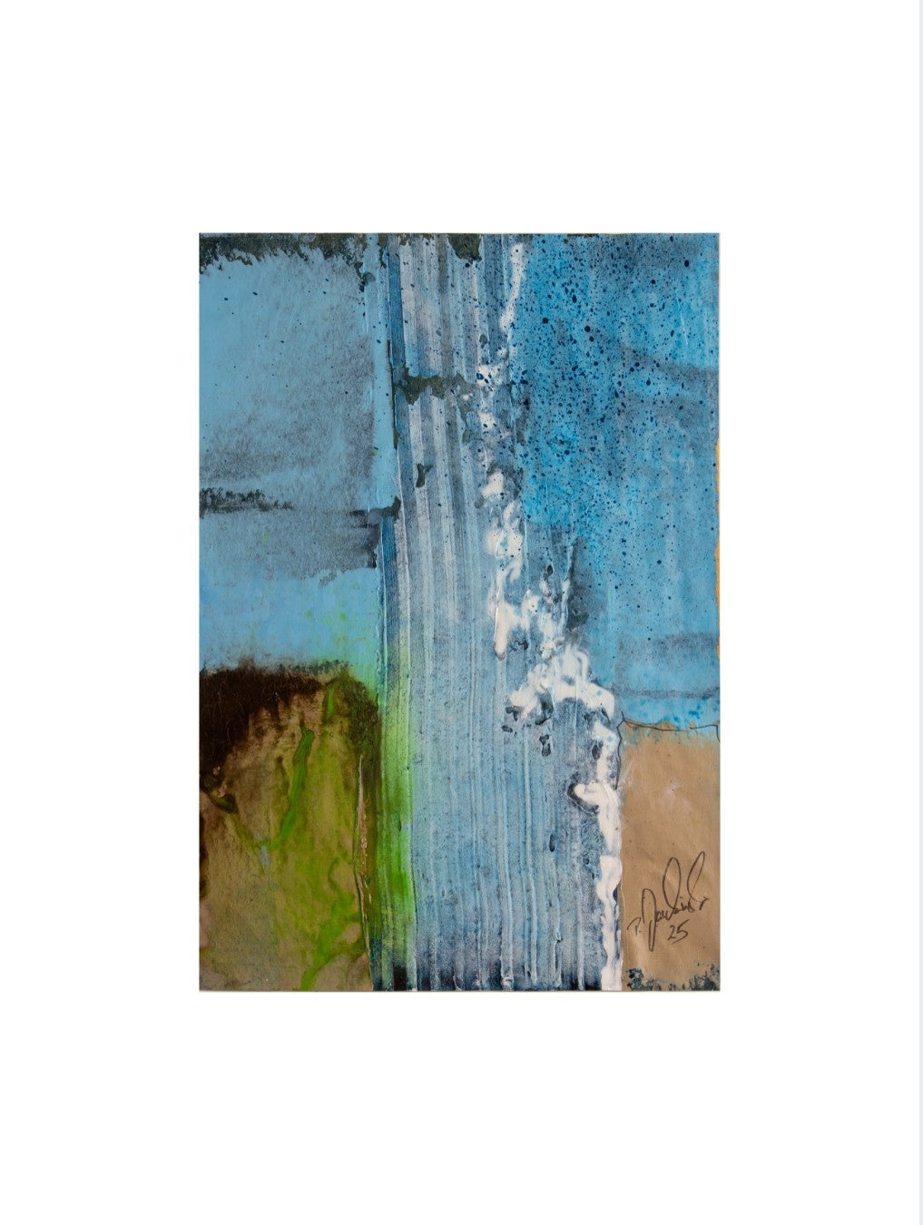 Abstraktes Werk „005_2025“ von Peter Jaschinski: Vertikale, weiß-blaue Texturstreifen dominieren das Zentrum, flankiert von einer leuchtend grünen Fläche links und einer sandfarbenen Fläche rechts. Feine schwarze Farbspritzer und grafische Linien auf Packpapier verstärken die maritime Dynamik.